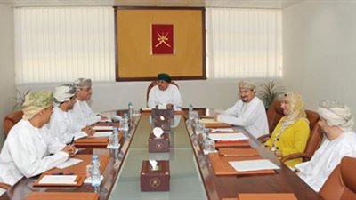 وزير الإعلام العماني يناقش الاستراتيجية الإعلامية للسلطنة