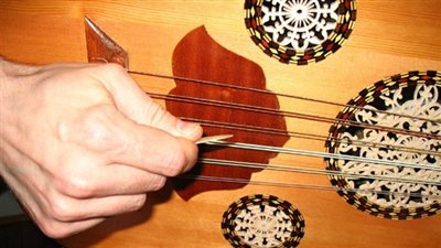 دراسة: العزف على آلة موسيقية قد يخفض خطر خرف الشيخوخة  