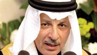 أحمد قطان يقلد جندي مصري نوط الشرف والتمرين