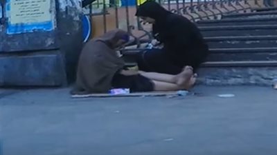 مذيعة تتنكر في زي بائعة مناديل.. شاهد ماذا حدث لها (فيديو) 