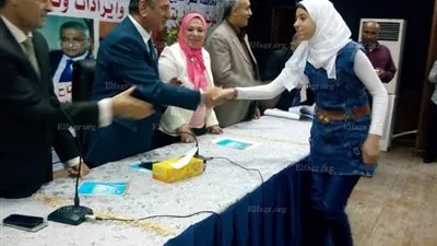 محافظ كفرالشيخ ووكيلة وزارة التعليم يكرمان أوائل الشهادة الابتدائية (صور) 