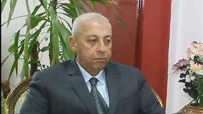 محافظ أسوان يخصص يوما للاحتفال بعامل النظافة المتميز (فيديو وصور)