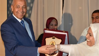 محافظ أسوان يكرم قنصل 