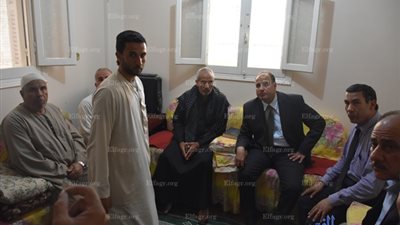 محافظ البحيرة يقدم واجب العزاء لأسرة شهيد العريش بمنزل الأسرة