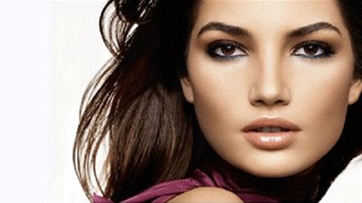 تعرفي على افضل الطرق الطبيعية لنفخ الخدود