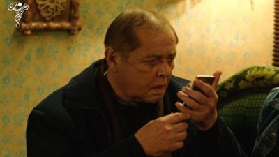 محمود عبد العزيز يداعب جمهوره على 