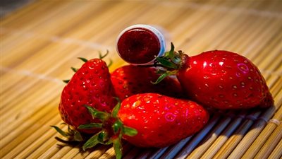 الليمون والفراولة.. لتنظيف البشرة