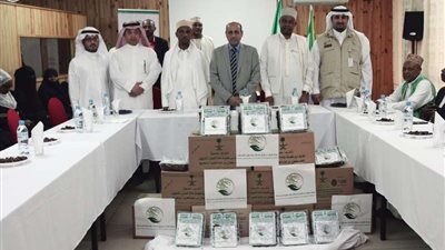 مركز الملك سلمان للإغاثة يسلم 50 طنًّا من التمور هدية لـ