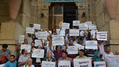 احتجاجية على سلالم نقابة الأطباء رفضا لقانون الخدمة المدنية (صور)