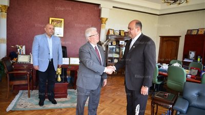 محافظ مطروح يستقبل القنصل العام الأمريكى لبحث أوجه التعاون 