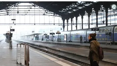 متظاهرون يوقفون حركة القطارات في محطة ليون بباريس