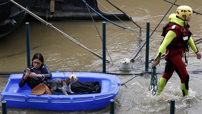 رئيس الحكومة يزور المناطق المتضررة من فيضانات باريس (فيديو)