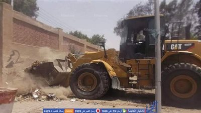رفع ١٨ طن أتربة خلف معسكر الأمن في منشأة ناصر (صور)