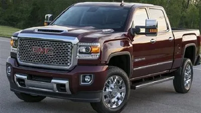GMC سييرا دينالي HD 2017 تخرج بغطاء محرك خاص
