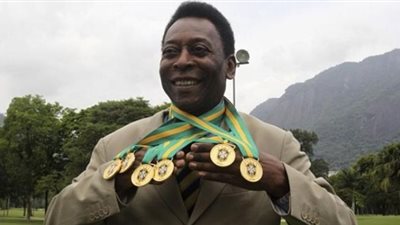 بيليه يبيع بعض تذكاراته لأعمال خيرية بمزاد في لندن