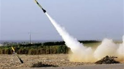 قتلى وجرحى جراء سقوط صاروخ على سوق باب الكبير بتعز  