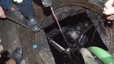 غرق طفلة بـ «تـلا» إثر سقوطها في «بلاعة».. والأهالي: «نضفوا شارع عدى منه موكب المحافظ وسابوا البلاعة مكشوفة»