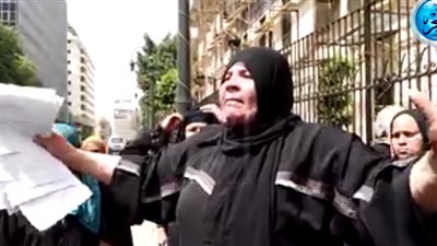 سكان تل عقارب يصرخون أمام 