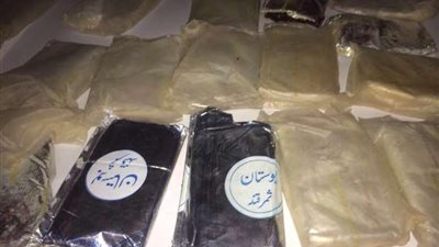 ضبط مواطن حاول تهريب 42 بلاطة حشيش برفقة عائلته