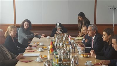 وزيراً الصناعة والتعاون الدولي يبحثان سبل التعاون المشترك مع وزير الاقتصاد الألماني