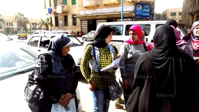 طلاب الثانوية العامة يراجعون 