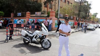 مدير مرور بورسعيد يتابع حركة السيارات أمام لجان الثانوية العامة (صور)