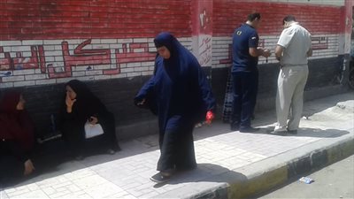 تجمع أولياء الأمور أمام لجان 