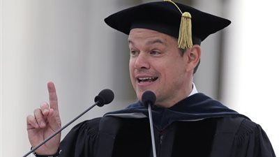 بالصور.. مات ديمون يلقي كلمة في حفل تخرج إحدى الجامعات الأمريكية
