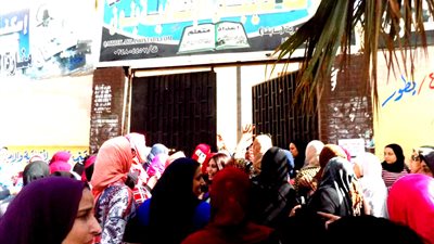 الثانوية بالإسكندرية اليوم: ارتباك بسبب تفتيش الحقائب ومنع دخول المحمول وفرحة لإلغاء الدين 