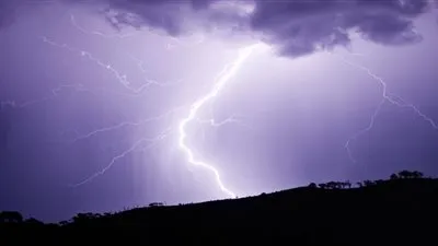 إصابة خطيرة لصبي في ألمانيا جراء صاعقة برق