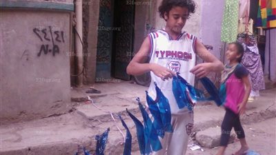 الشباب والأطفال يدًا بيد لتزيين شوارع المناطق العشوائية بالإسكندرية قبل يوم واحد من رمضان ..(صور)