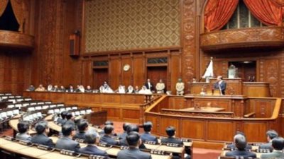 احتجاجات في محيط البرلمان الياباني تطالب باستقالة رئيس الوزراء