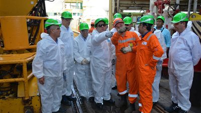 وزير البترول يتفقد أعمال حفر البئر الرابعة بحقل ظهر ببورسعيد (صور)