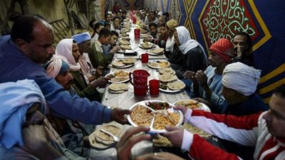 5 موائد للرحمن و 8 منافذ للبيع تقيمها القوات المسلحة في أحياء بورسعيد