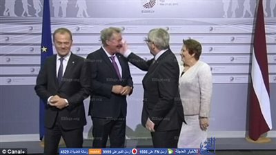ديلي ميل: رئيس المفوضية الأوروبية يصفع زعماء أوروبا (فيديو)