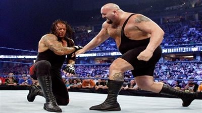 من أرشيف يوتيوب..مباراة دموية بين أندر تيكر و بيج شو