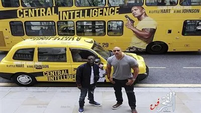 بالصور.. الصخرة وكيفين هارت يروجان لفيلمهما الجديد بحافلة من طابقين بلندن