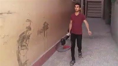 طالب يدخل لجنة امتحان الثانوية العامة حاملا مروحة بالدقهلية