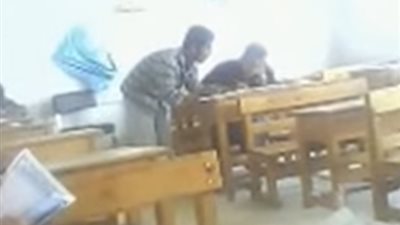 غش جماعي داخل لجنة امتحانات ثانوية عامة (فيديو) 
