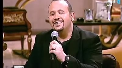 هشام عباس يفاجئ عمرو أديب بأغنية 