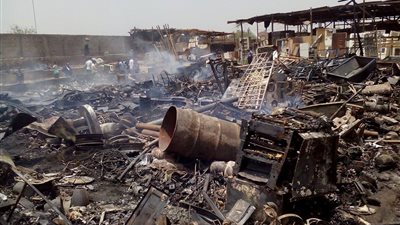 حريق هائل يلتهم 50 كشكا بسوق الجمعة (فيديو وصور)