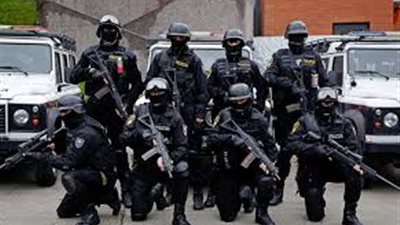 شرطي إيطالي يقتل مهاجرًا طعنه بسكين