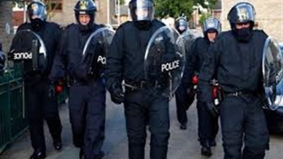 شرطي ألماني يطلق النار على رجل أصابه بسكين