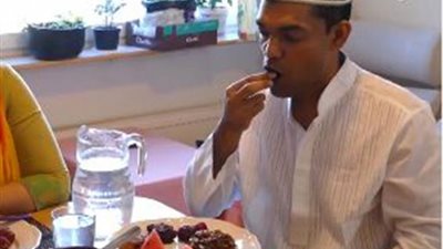 اندبندنت: كيف يصوم المسلمون في مدن لا تغيب عنها الشمس؟