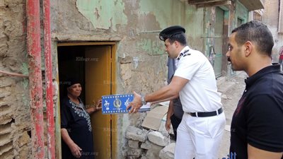 مديرية أمن السويس توزع عبوات سلع رمضانية على المواطنين (صور)