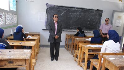 طلاب الثانوية العامة بالسويس يؤدون امتحان 
