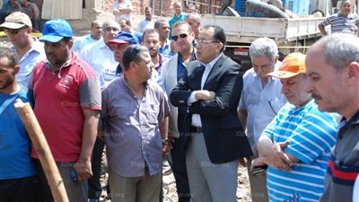 وزير الإسكان يصرف مكافأة فورية للغطاسين المكلفين بتغيير محبس إمبابة