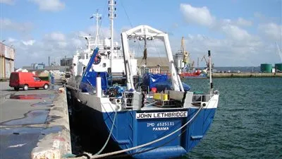 وصول السفينة المشاركة في استعادة الصندوقين الأسودين للطائرة المنكوبة للإسكندرية  