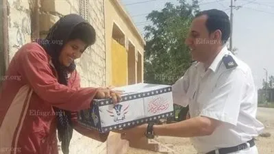 شرطة قصاصين الإسماعيلية توزع كرتونة رمضان على الأهالي (صور)