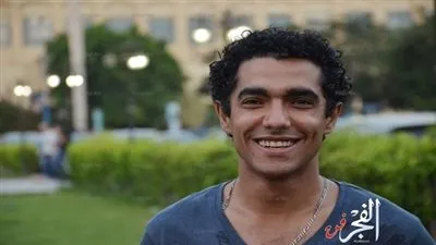 محمد عادل ينتحل شخصية محمد منير ويستقطب فتاة ليل الى منزله 